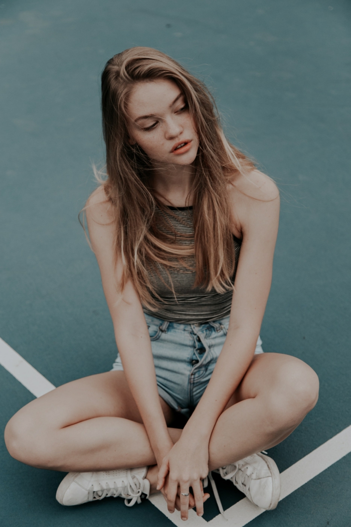 Belle fille assise sur un cour de tennis, tenue tumblr, comment s habiller aujourd hui, tenue de jour style tumblr