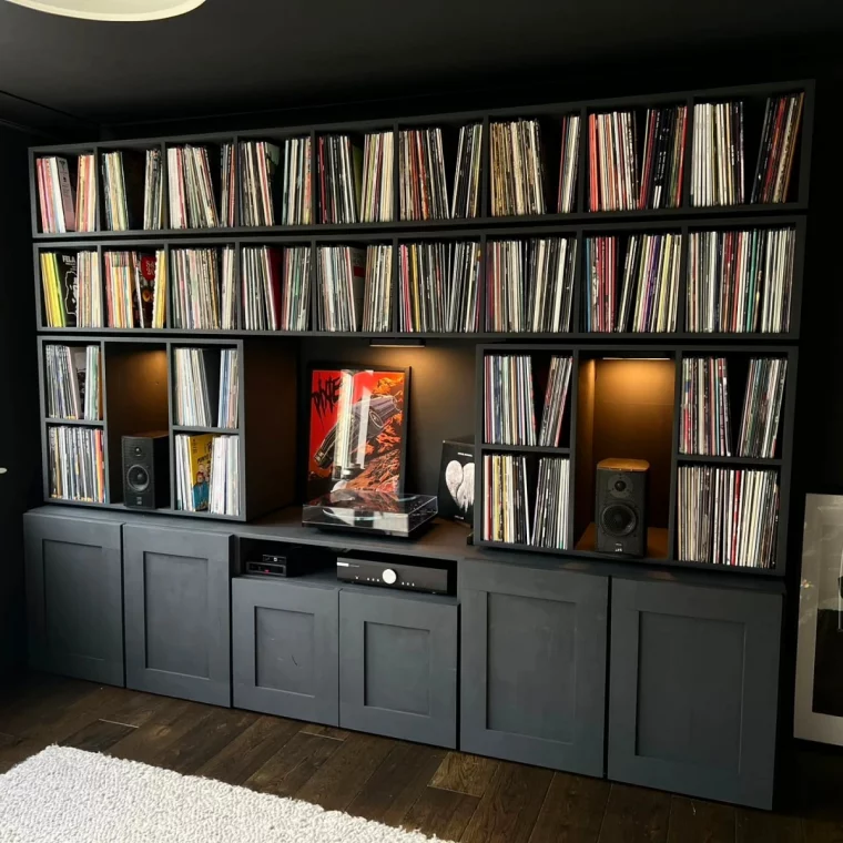bibliotheque vinyle murale peinture fonce rangement ouvert eclairage integre