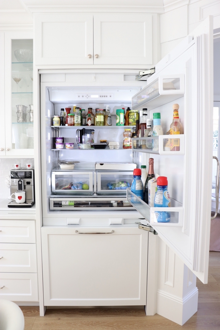 l'intérieur d'un réfrigérateur bien ordonné, astuces pour savoir comment ranger un frigo de façon à éviter le désordre et le gaspillage alimentaire 