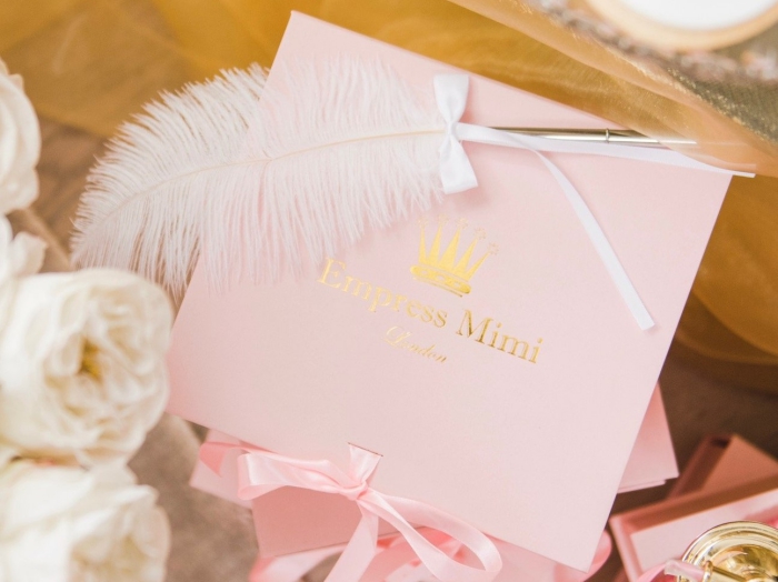 quelle surprise pour une femme, idée cadeau pour 14 février, box lingerie en rose pastel avec ruban et plume blanche