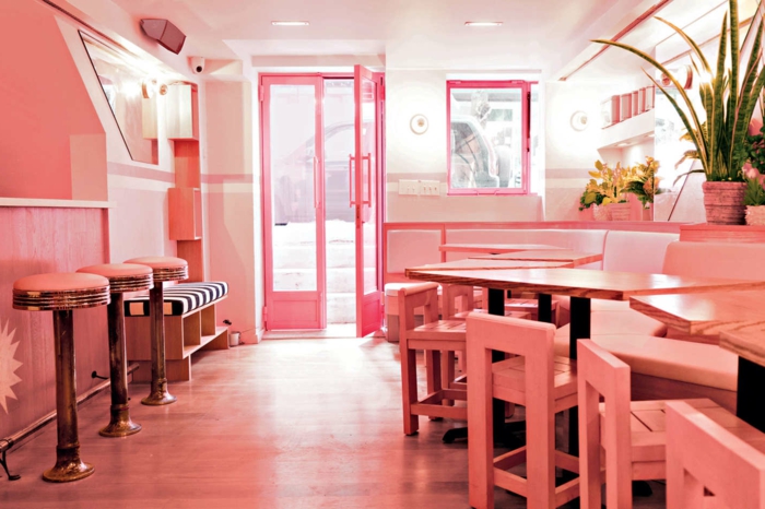 bar aux couleurs hiver 2019 pantone, déco d'intérieur rose et saumon, tabourets et chaises peints roses, portes rose flamingue