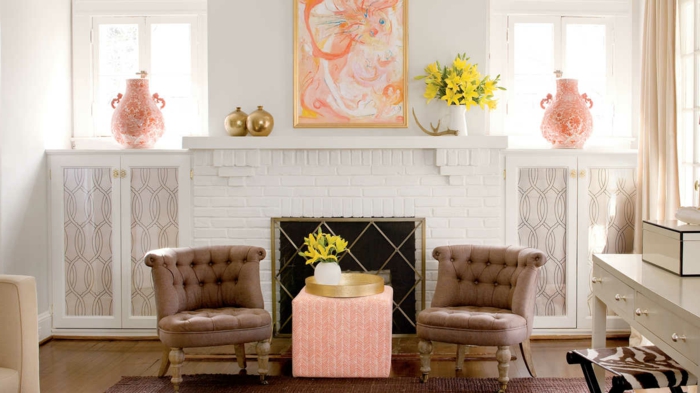 grande cheminée blanche, deux chaises couleur taupe, tabouret rose, tableau couleur pêche, vases de la couleurs pantone