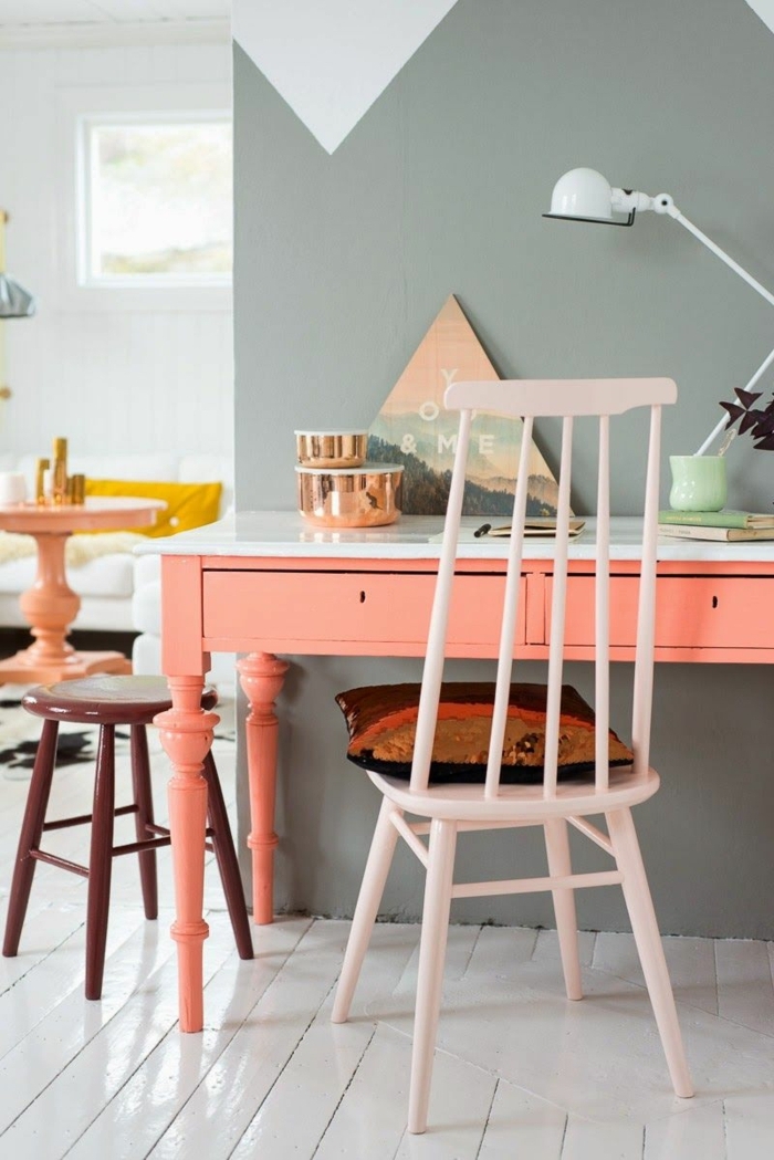 grand bureau peint en rose saumon, chaise blanche, tabouret en bois foncé, mur couleur vert menthe, lampe jielde