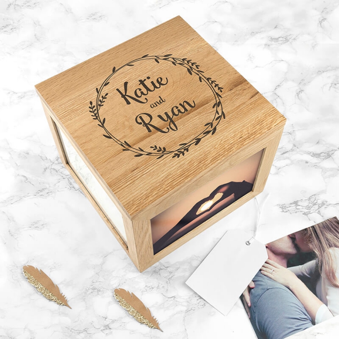 modèle de boîte en bois personnalisée avec photos couple et gravure avec les prénoms, idée surprise saint valentin