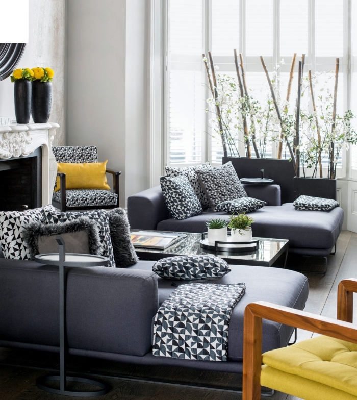 idée deco salon gris avec meubles convertible en gris anthracite, salon blanc avec meuble foncé et accents jaune moutarde
