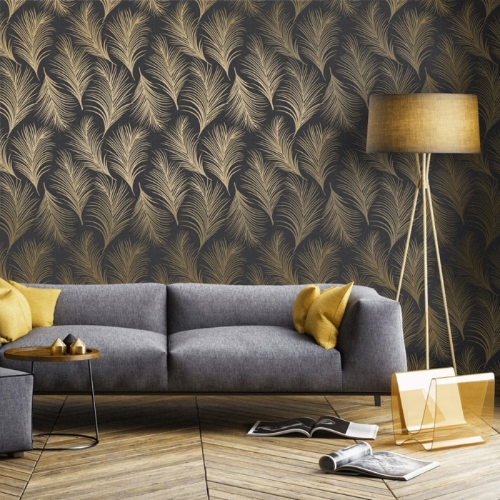 papier peint tendance en noir et or aux motifs feuilles, modèle de canapé gris salon décoré avec coussins jaune