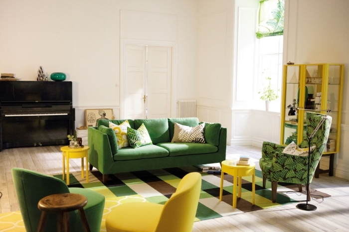 exemple salon blanc décoré avec meubles en vert malachite et jaune, modèle de tapis design rayé en jaune vert et marron