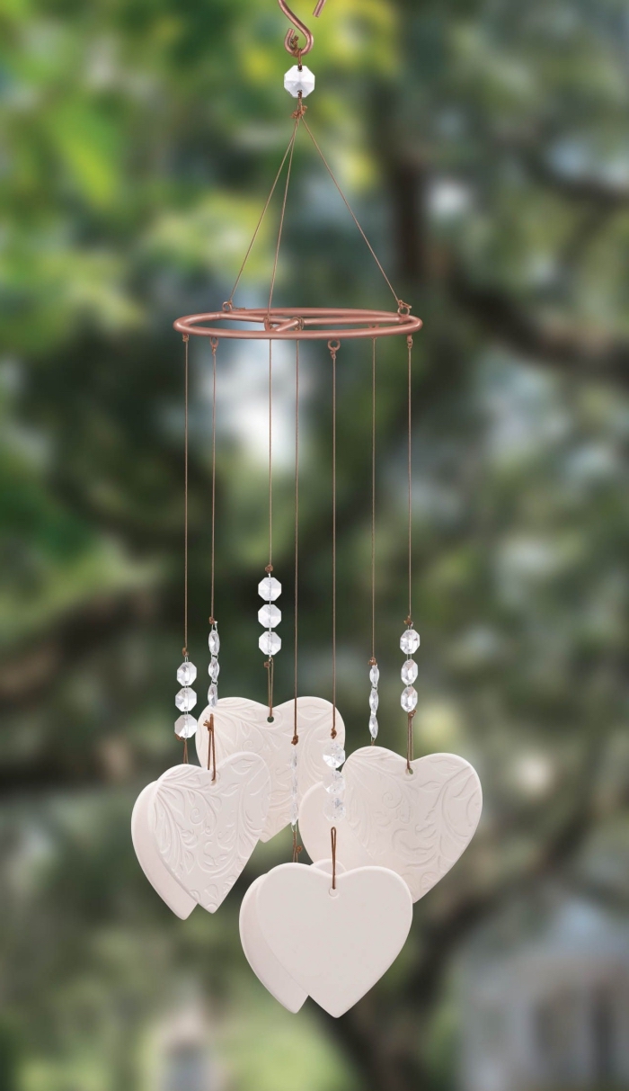 idée cadeau saint valentin original, modèle de carillon à vent avec coeurs et perles, accessoire jardin ou maison romantique