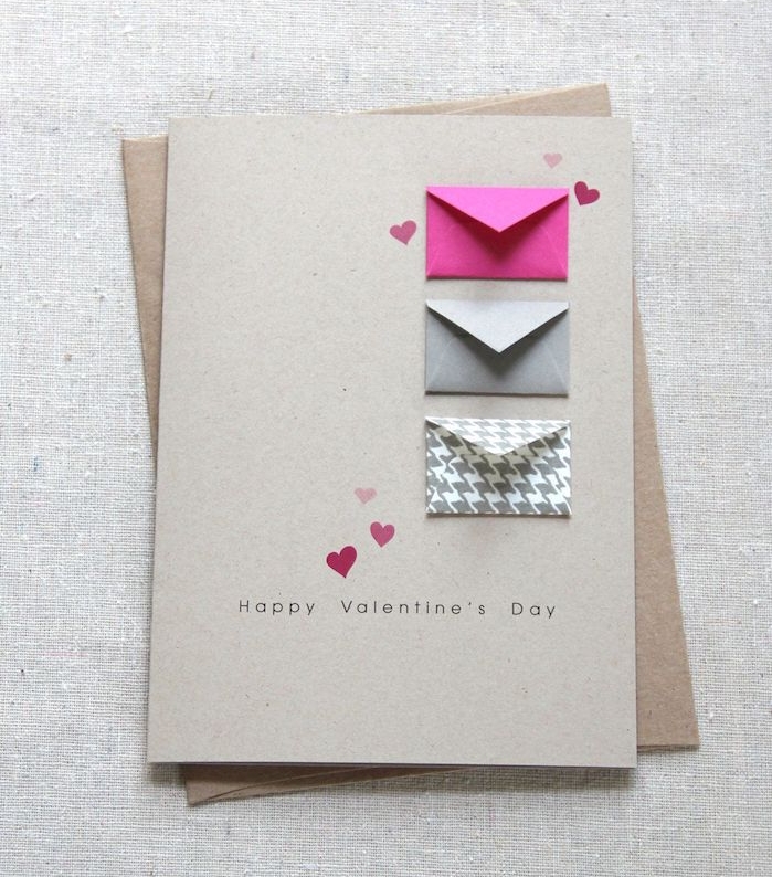 joyeuse saint valentin avec une carte en papier simple avec de petites enveloppes papier, mise en abyme