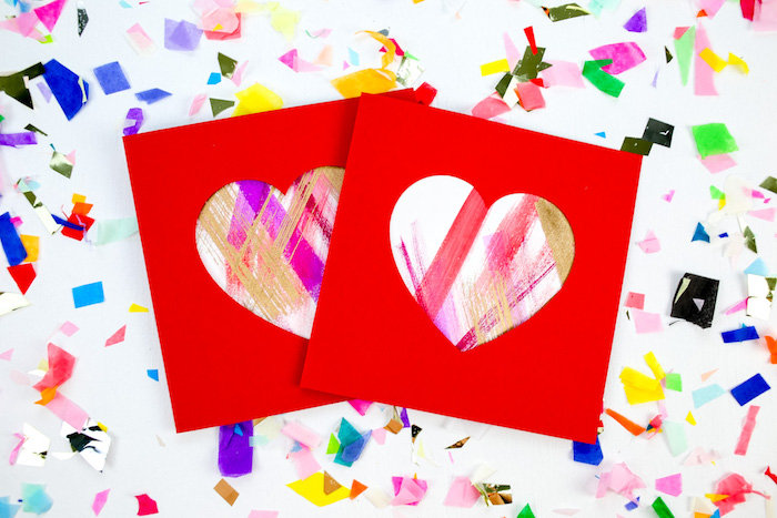 coeur coloré à coups de pinceau, idée de carte st valentin a faire soi meme avec petite fenêtre en forme de coeur dans papier rouge