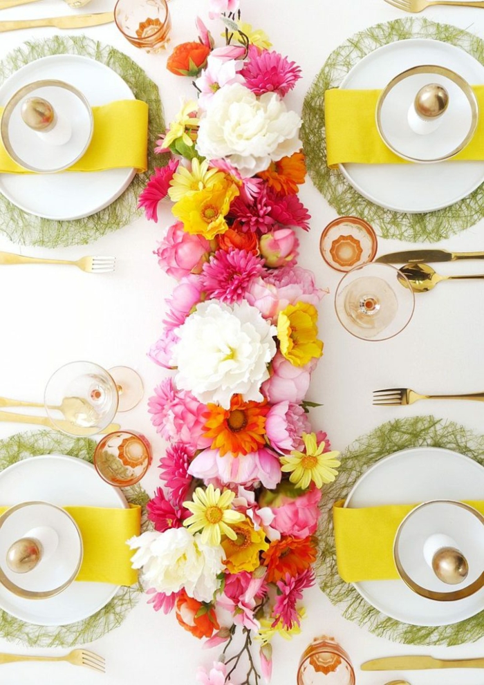 table de mariage avec chemin de table floral en fleurs printanières de couleurs joyeuses