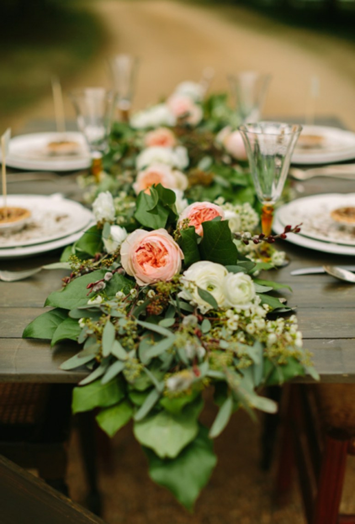 centre de table long floral, déco de table pour mariage bucolique, flûtes à champagne, assiettes