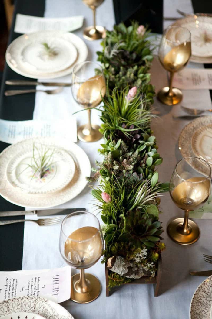 jardinière verte avec succulentes comme chemin de table mariage, verres à champagne motif doré