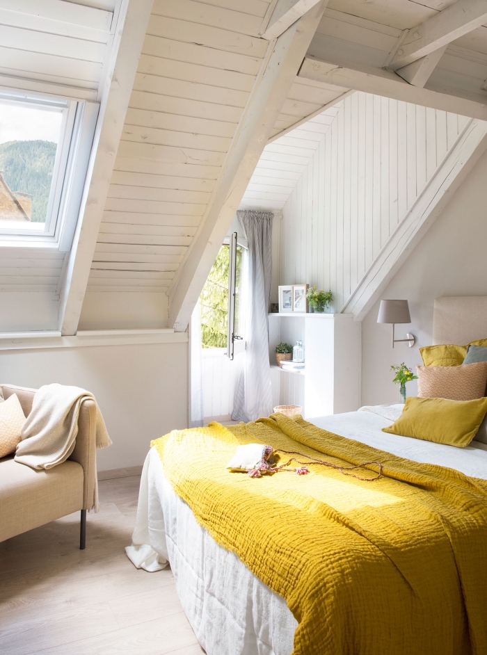 exemple aménagement chambre sous combles, déco cozy avec revêtement mural et plafond de bois clair, chambre féminine avec deco jaune moutarde