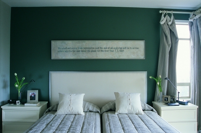 quelle peinture pour une chambre parentale, déco de pièce en vert foncé et beige avec accessoires de couleur gris clair