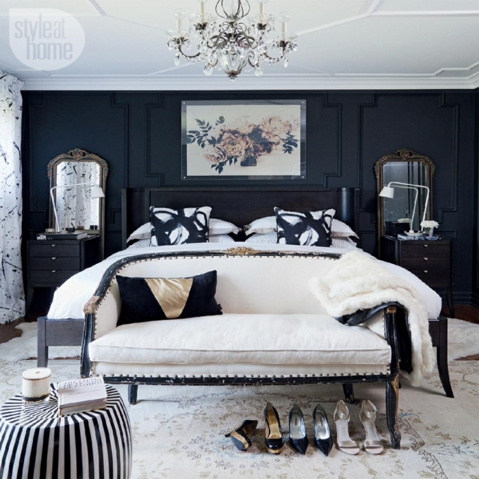chambre féminine, tapis blanc, tabouret rayé, banquette de lit avec dossier, plafonnier pampilles, mur noir et plafonfd blanc