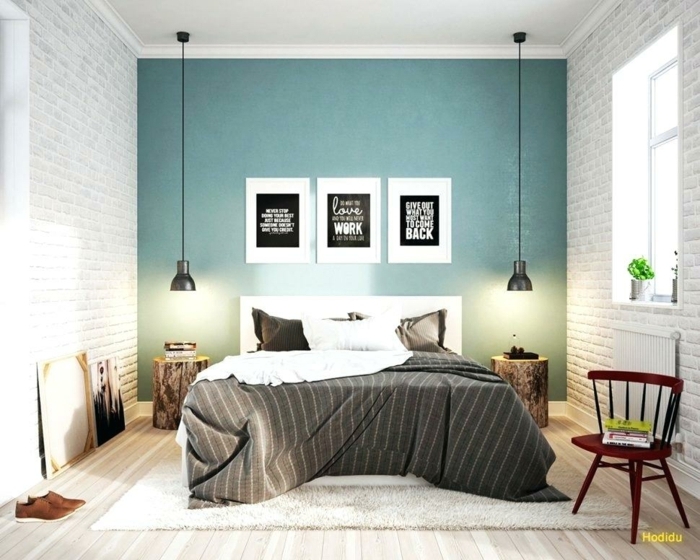 peinture pour chambre en deux couleurs, mur bleu, deux murs briques peints blancs, lampes industrielles, chevets en troncs, tapis blanc