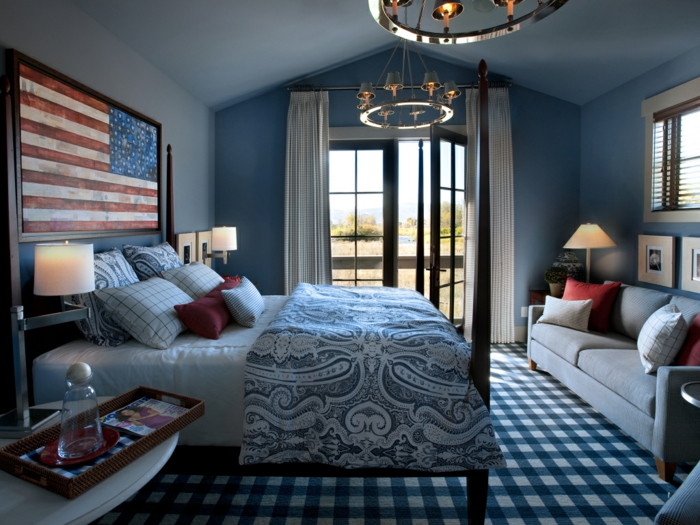 peinture mur chambre à coucher, chambre en bleu et blanc, sofa gris, tapis aux carreaux, tête de lit drapeau américain