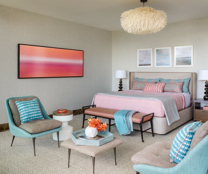 chambre à coucher en rose et bleu, plafonnier blanc original, table basse carrée, banquette de lit nuancier pantone, tableau abstrait