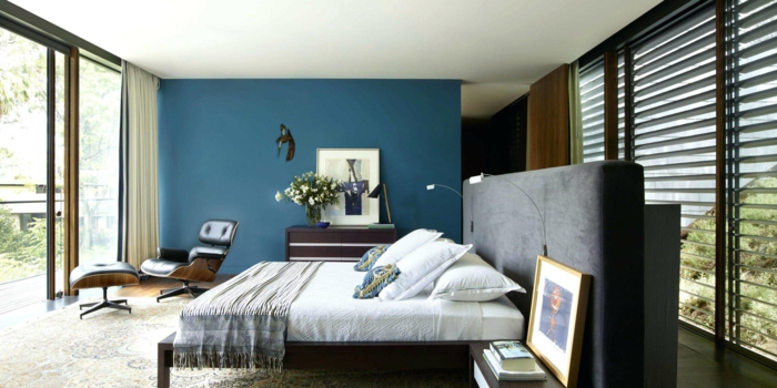 peinture pour chambre bleu et blanc, grande tête de lit, grand mur vitrée, fauteuil ergonomique
