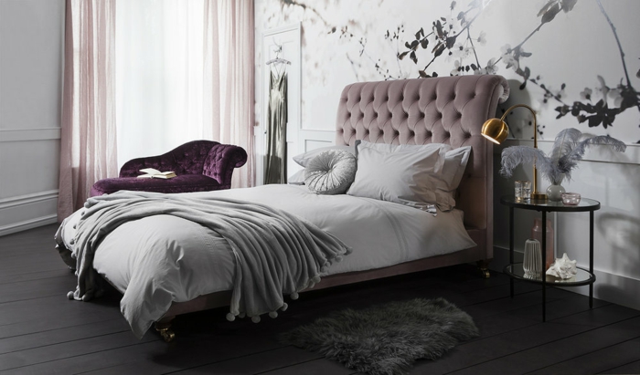 chambre féminine en marron et blanc, tête de lit capitonnée couleur taupe, chaise lilas, dessins muraux floraux