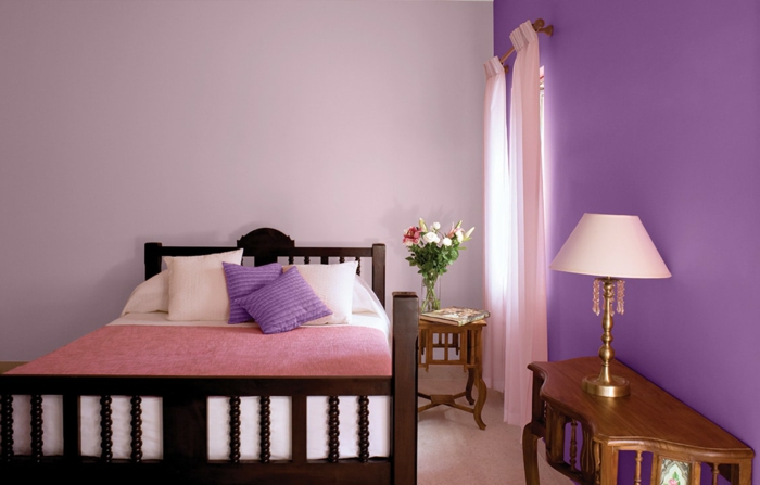 chambre à coucher de gamme lilas-violet, lit rose, console en bois baroque, petite fenêtre et rideaux roses, couleur mur chambre sucrée