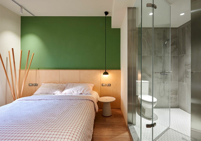 déco de chambre style asiatique, lit aux couettes simples, déco japonaise, salle de bains gris et blanc, peinture pour chambre vert et blanc