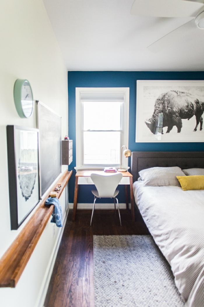 chambre à coucher bleue et blanche, grand tableau avec peinture animal, petit bureau et chaise scandinave