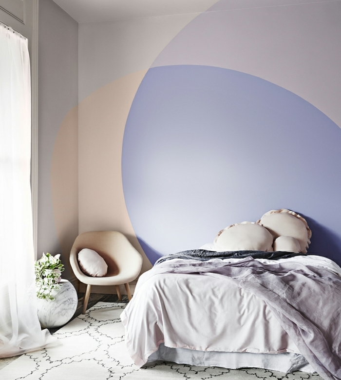 modele de couleur peinture pour chambre, chaise rose, coussins rose pastel, peinture pour chambre motif géométrique couleurs pastels