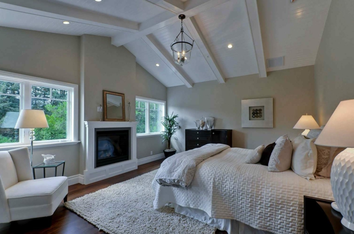 chambre taupe et blanc, chambre à coucher adulte moderne de deux couleurs, sol bois foncé, tapis blanc, fauteuil blanc