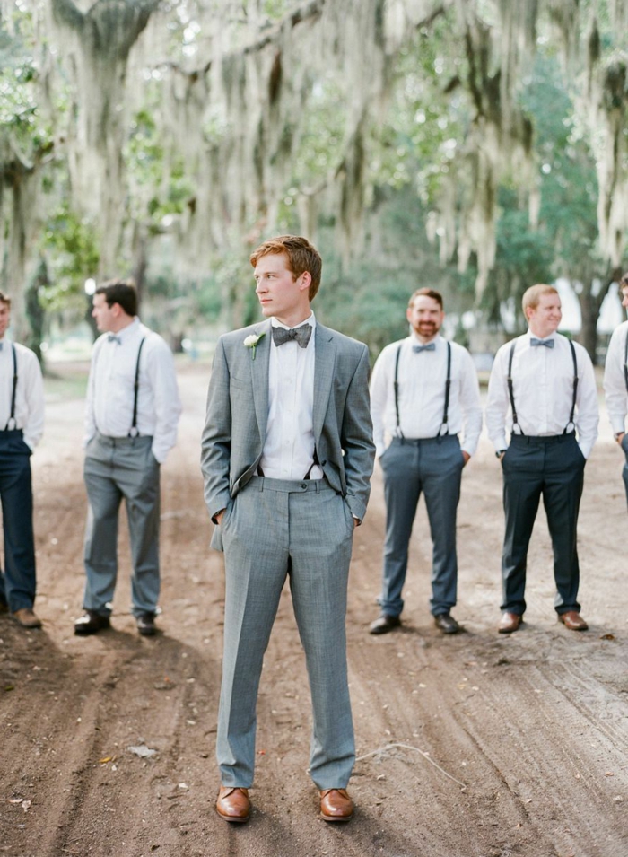 chaussure mariage homme, costume gris, chemise blanche, noeud papillon et bretelles