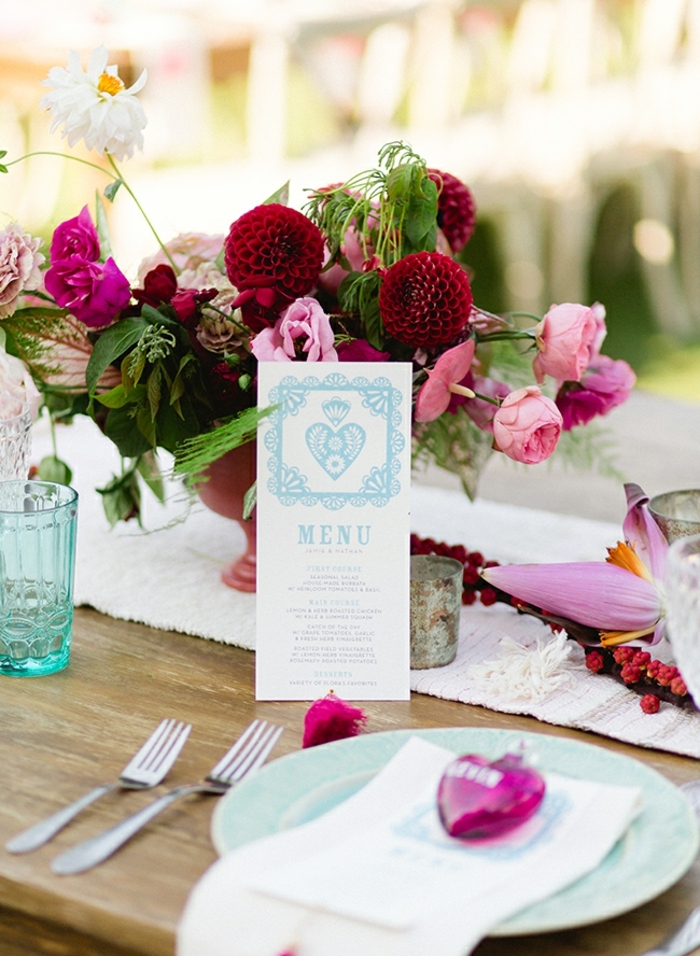table de mariage, liste de menue, bouquet de fleurs romantique, chemin de table tissu, verre turquoise