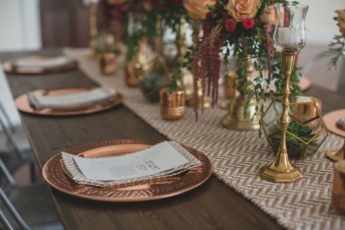 déco de table fantastique, assiettes cuivrées, chemin de table tissu, bougeoirs hauts dorés, bouquets de roses