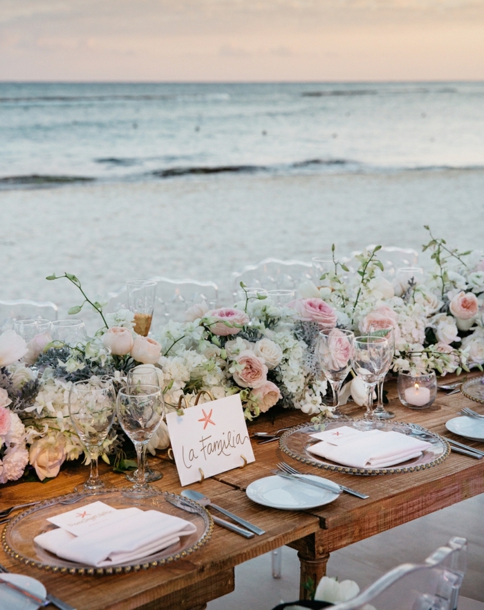 theme mariage mer, table en bois décorée pour un mariage, chemin de table floral en roses splendides