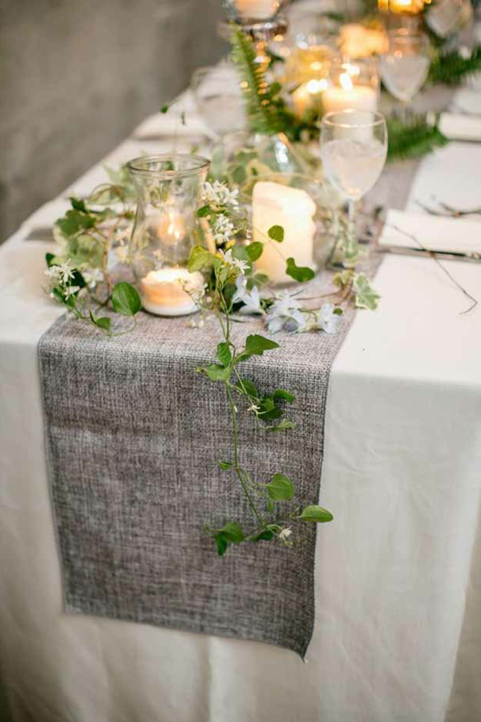 chemin de table pour mariage gris, chemin de table toile de jute, verres à vin, vases avec bougies, brins de plante grimpante
