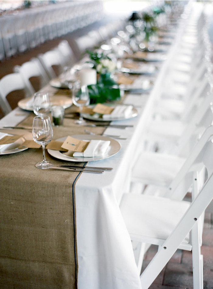 chemin de table toile de jute, longue table de réception de mariage, chaises blanches, nappe blanche, centre de table mariage vert