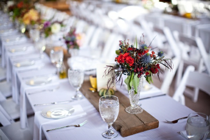planche de bois comme centre de table mariage, bouquet simple, verres à vin, longues tables blanches