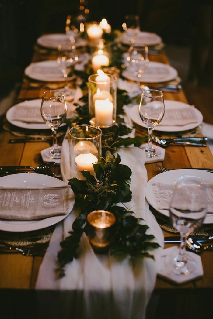 décoration romantique de table de fête, mariage champêtre chic, serviettes de jute, assiettes blanches, bougeoirs, table en planches de bois