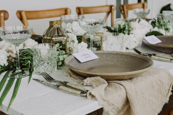 table de mariages décorée avec succulents, lanternes de verre et de métal doré, chaises en bois