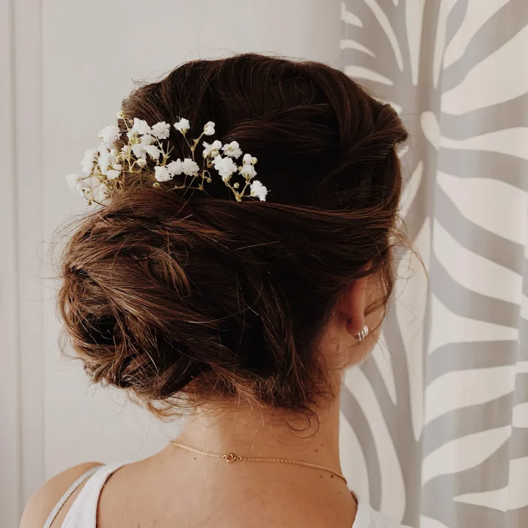 chignon sur cheveux courts accessoire floral dans les cheveux