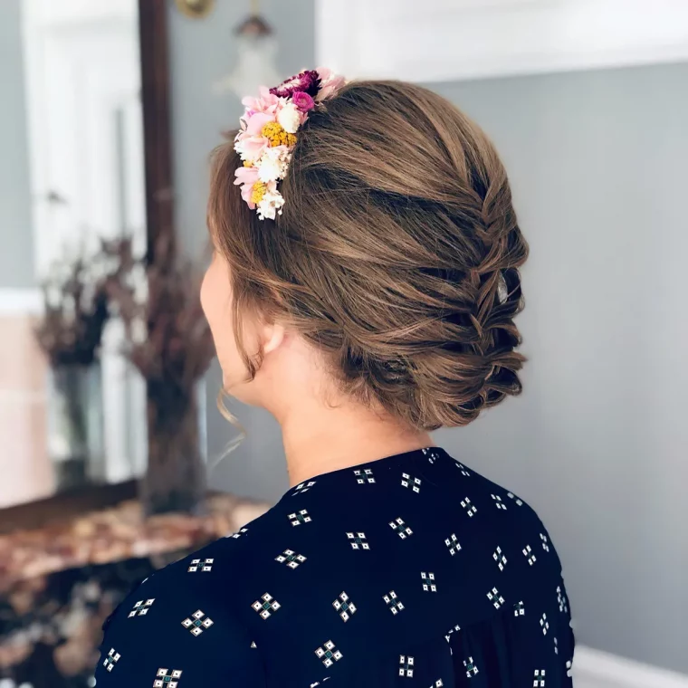 chignon tresse couronne de fleurs chemisier bleu fonce