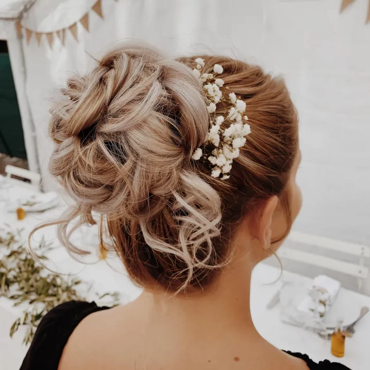 chignon un do avec fleurs dans les cheveux