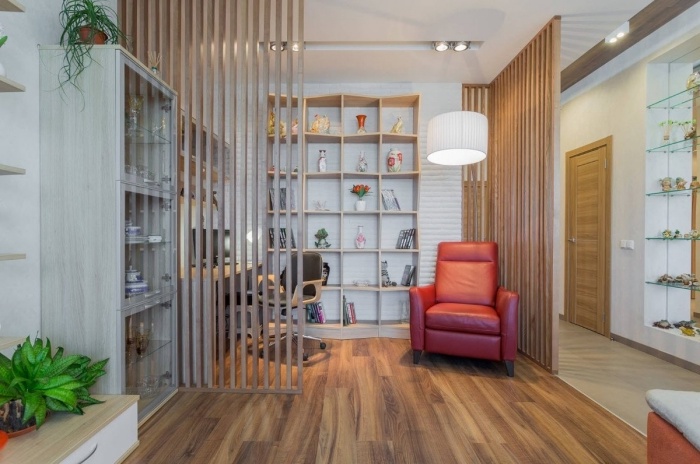 comment décorer une pièce blanche et bois avec plantes vertes et accents en rouge, design bureau à domicile moderne