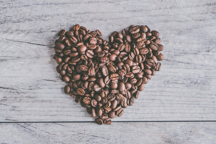 Coeur de café, photo romantique pour le saint valentin, belle image d'amour photo suggestion pour activité saint valentin