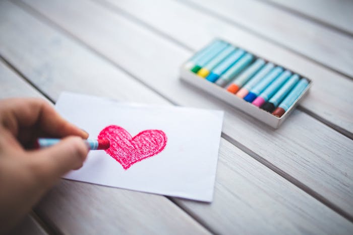 dessin amour tout simple, coeur en forme rose sur un bout de papier, comment faire un dessin enfant