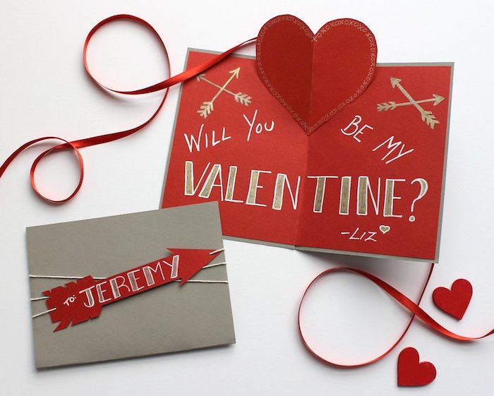 joyeuse saint valentin, carte de voeux en rouge, gris et or avec texte et petits dessins, flèche et coeur en papier