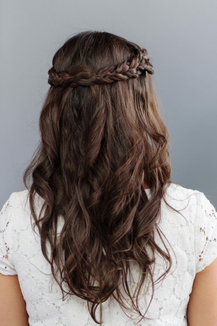 jeune femme avec une coiffure en tresse couronne, coiffure mariage tresse, top blanc dentelle