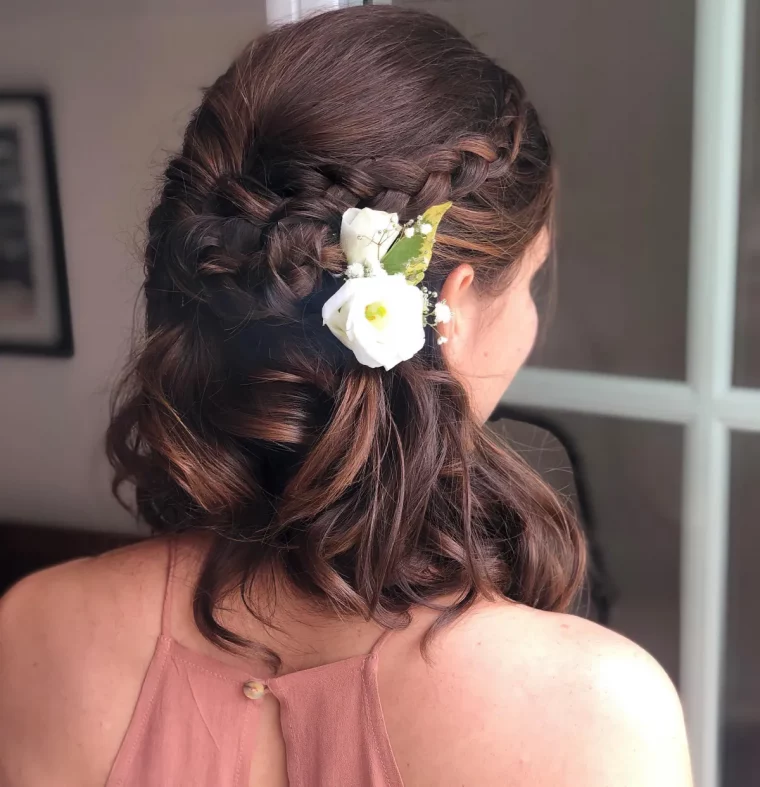 coiffure demoiselle d honneur chignon tresse et fleur