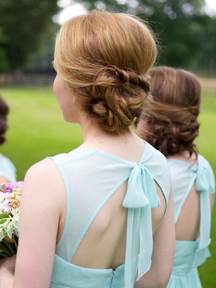 coiffures pour invitées de mariage à l'extérieur, robes bleues au dos dénudé avec ruban noué au dos
