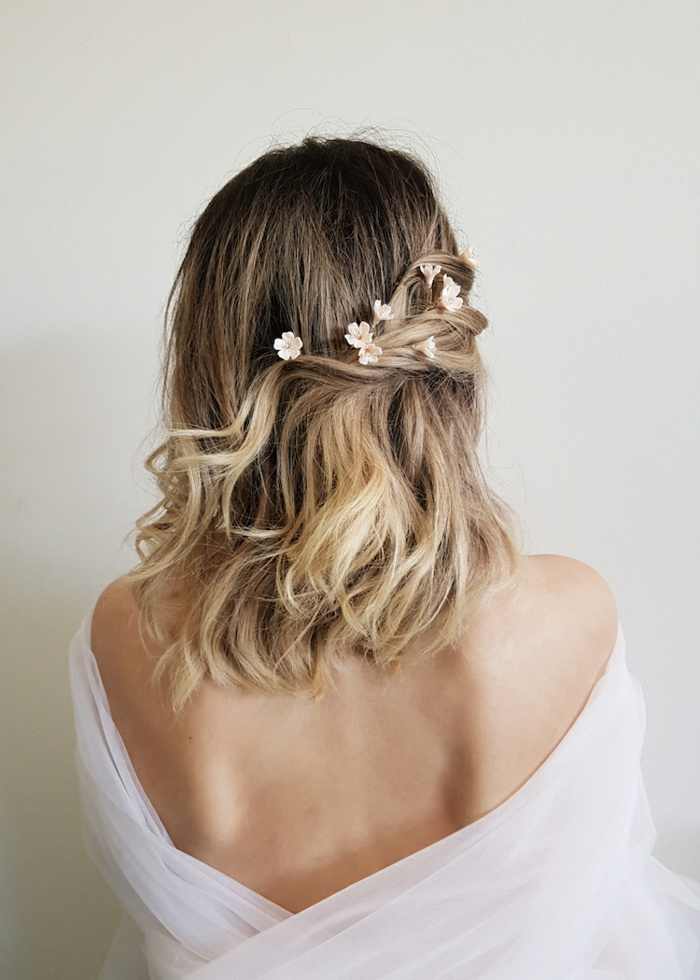 coiffure romantique pour invitée de mariage, bijoux de cheveux fleurs, robe dos nu